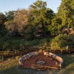 El fogón elevado del Camp Moremi domina las llanuras aluviales de la reserva de Moremi.