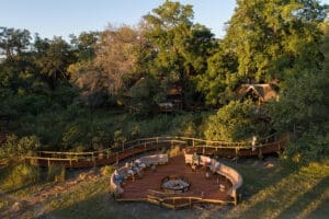 El fogón elevado del Camp Moremi domina las llanuras aluviales de la reserva de Moremi.