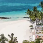 A praia mesmo à porta.