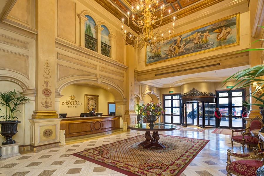 Gran entrada al D'Oreale Grande en el Palacio del Emperador.