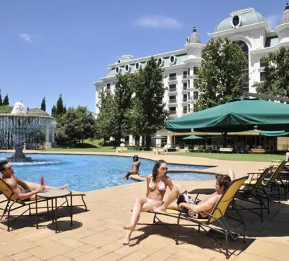 Descontraia na zona da piscina.