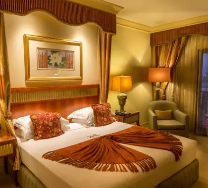 Esta elegante suite de quarto pode ser toda sua.