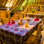 Disfrute de la cocina fresca y local en el comedor.