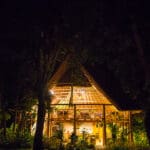 El campamento de la selva de Kibale iluminado por la noche.