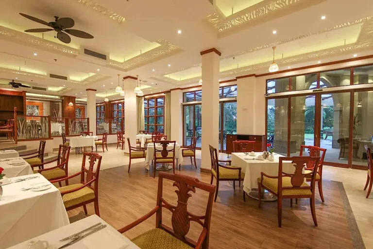 Enjoy international cuisine from an à la carte menu. 