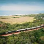 Las vistas del océano Índico aparecen a medida que el tren desciende hacia la costa de KwaZulu-Natal.