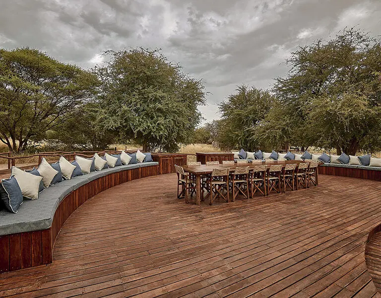 Reúnase por la noche para disfrutar de una hoguera tradicional de safari, que podrá compartir con otros huéspedes mientras se toma una merecida copa. A continuación, cena bajo las estrellas. 