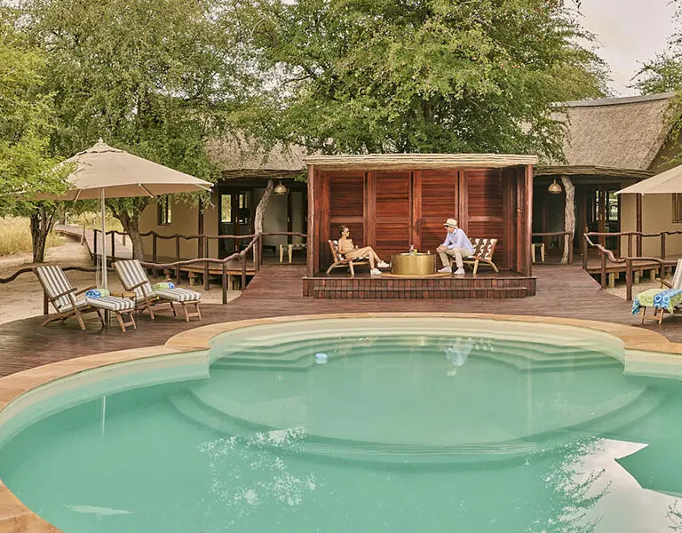 Combata el calor del mediodía con un chapuzón en la piscina familiar del lodge.