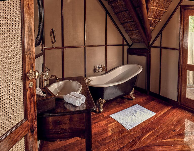 Empiece el día con una ducha al aire libre y dese un baño en la bañera de estilo victoriano.