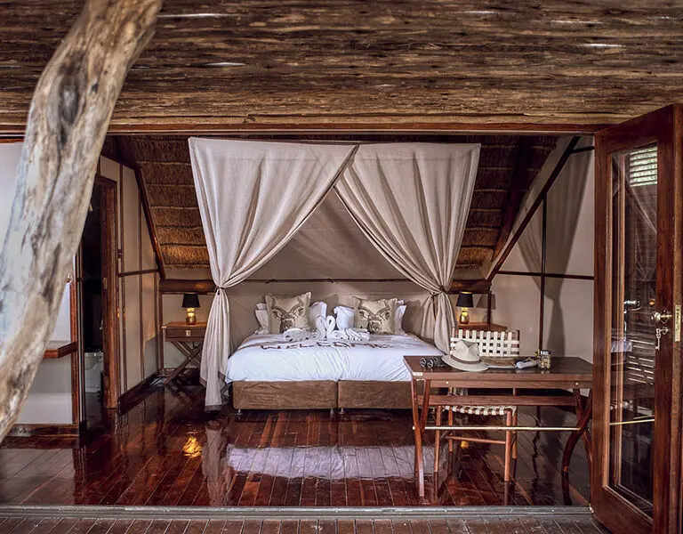 Las suites ofrecen un espacio cómodo y acogedor para soñar sin sobresaltos con la naturaleza salvaje africana.