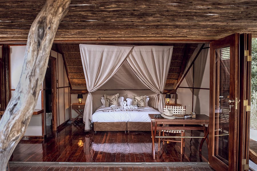 Las suites ofrecen un espacio cómodo y acogedor para soñar sin sobresaltos con la naturaleza salvaje africana.