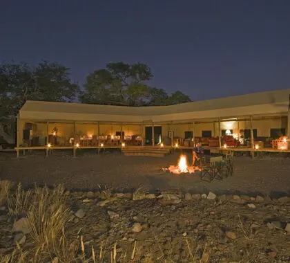 Acurrúquese junto al fuego.