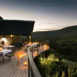 Cene con vistas a la Reserva Privada de Caza de Kwandwe, en Sudáfrica.