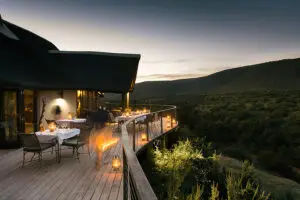 Cene con vistas a la Reserva Privada de Caza de Kwandwe, en Sudáfrica.