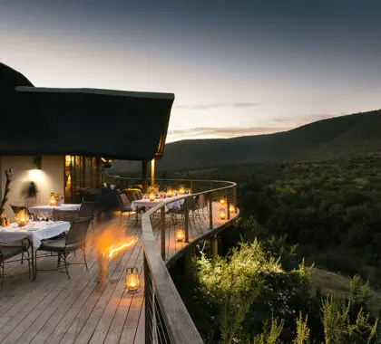 Cene con vistas a la Reserva Privada de Caza de Kwandwe, en Sudáfrica.