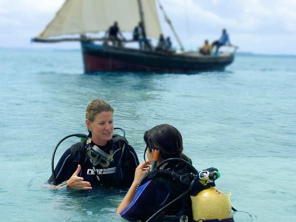 Un equipo de experimentados instructores de buceo está preparado para llevar a los buceadores noveles a vivir la experiencia de su vida.