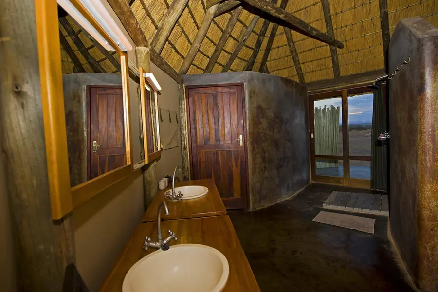 Las habitaciones tienen baño.