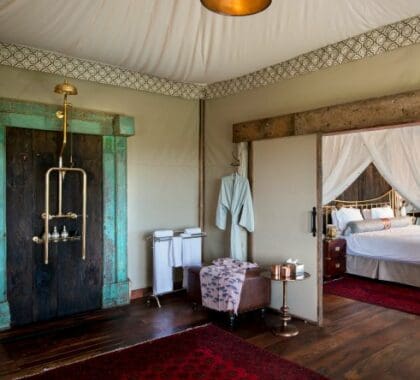 As casas de banho privativas são compostas por uma sanita com autoclismo, lavatórios duplos, chuveiros interiores e exteriores e uma luxuosa banheira.