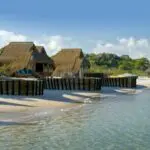 Las suites están perfectamente situadas para que pueda escuchar el suave batir de las aguas justo al otro lado de su puerta.