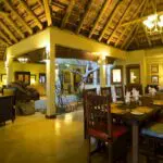 El comedor principal del lodge le invita a disfrutar de comidas caseras recién preparadas en un ambiente festivo y acogedor.