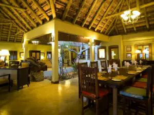 El comedor principal del lodge le invita a disfrutar de comidas caseras recién preparadas en un ambiente festivo y acogedor.