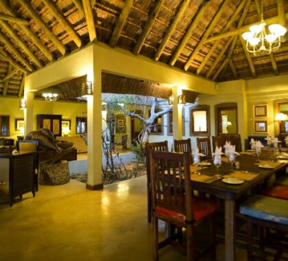 The main lodge dining area invites you to enjoy freshly-prepared home-style meals in a festive and cosy atmosphere.

