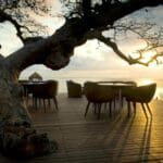 La terraza del lodge principal es el lugar perfecto para comer al aire libre y tomar una copa al atardecer.