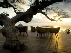 La terraza del lodge principal es el lugar perfecto para comer al aire libre y tomar una copa al atardecer.