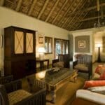 Los interiores son confortables, con altos techos de paja que crean un ambiente luminoso y aireado de cabaña de playa.