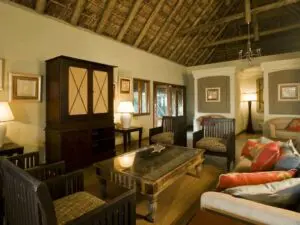 Los interiores son confortables, con altos techos de paja que crean un ambiente luminoso y aireado de cabaña de playa.