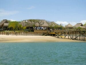 El Dugong Beach Lodge goza de una posición privilegiada en las cálidas aguas del océano Índico.
