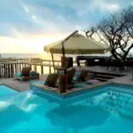 La acogedora zona de la piscina es un lugar ideal para disfrutar del sol y de las interminables vistas al mar.