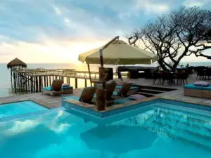 La acogedora zona de la piscina es un lugar ideal para disfrutar del sol y de las interminables vistas al mar.