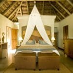 Las habitaciones están diseñadas para ofrecer un espacio alegre y playero donde relajarse y descansar.