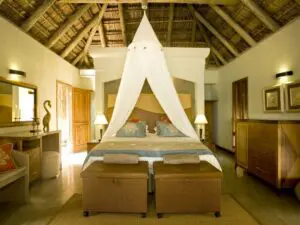 Las habitaciones están diseñadas para ofrecer un espacio alegre y playero donde relajarse y descansar.