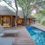 Todas las suites disponen de terraza privada con piscina climatizada de borde infinito.