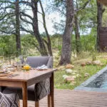 Un comedor privado en la cubierta de su suite.