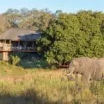 Exterior del Dulini River Lodge.