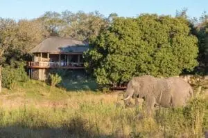 Exterior del Dulini River Lodge.