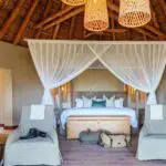 Interior de la suite del Dulini River Lodge.