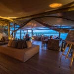 La zona común consta de comedor, salón y bar.
