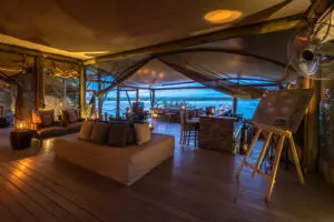 La zona común consta de comedor, salón y bar.