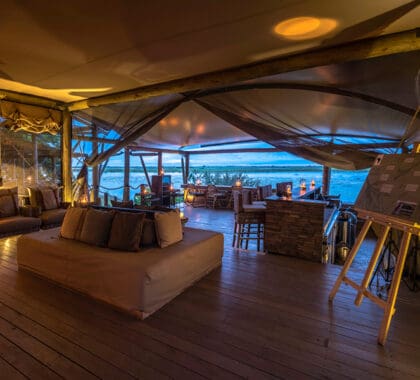 La zona común consta de comedor, salón y bar.