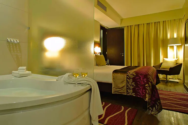 All rooms have open-plan en suite bathrooms.