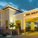 Entrada al Hotel Eka.