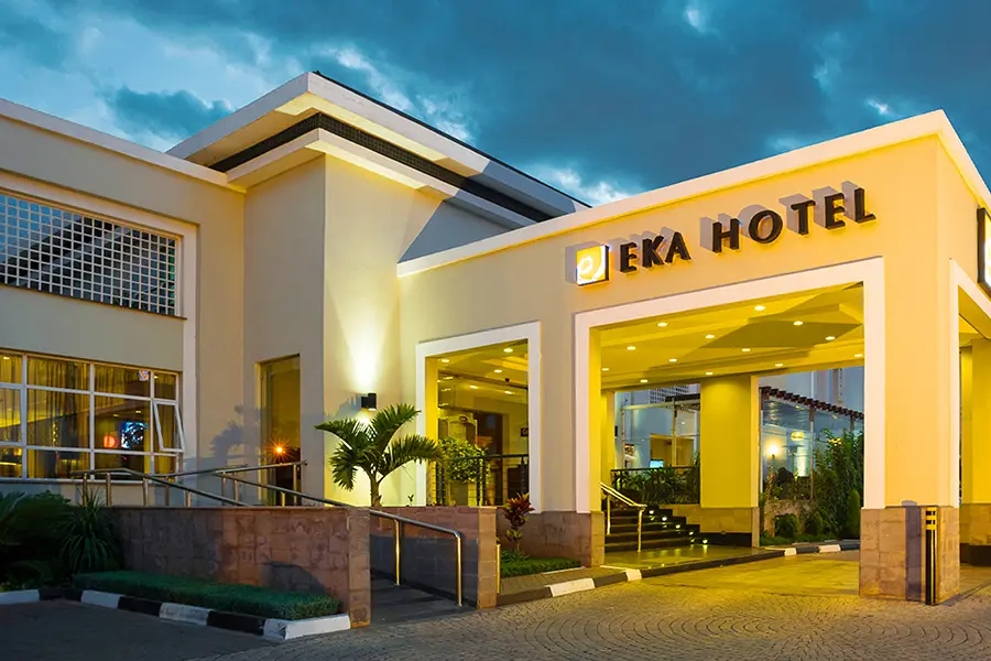 Entrada al Hotel Eka.
