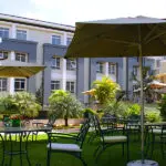 El jardín perfectamente cuidado del Hotel Eka.