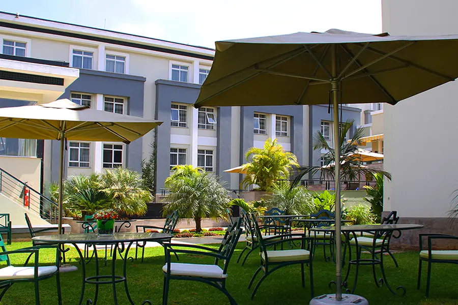 El jardín perfectamente cuidado del Hotel Eka.