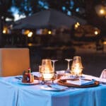 Disfrute de una romántica cena al aire libre en el Elephant Bedroom Camp.