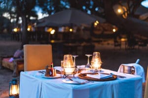 Disfrute de una romántica cena al aire libre en el Elephant Bedroom Camp.